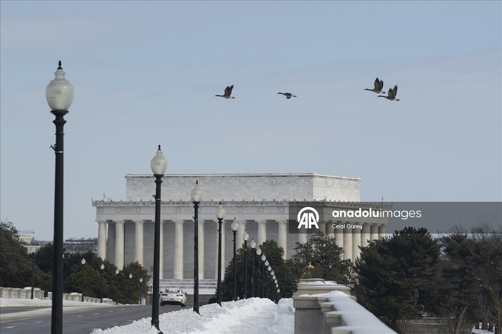 Washington'da şiddetli kar yağışı kenti beyaza bürüdü
