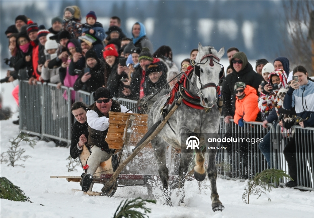 Traditional Kumoterki horse-drawn sleigh race in Zab