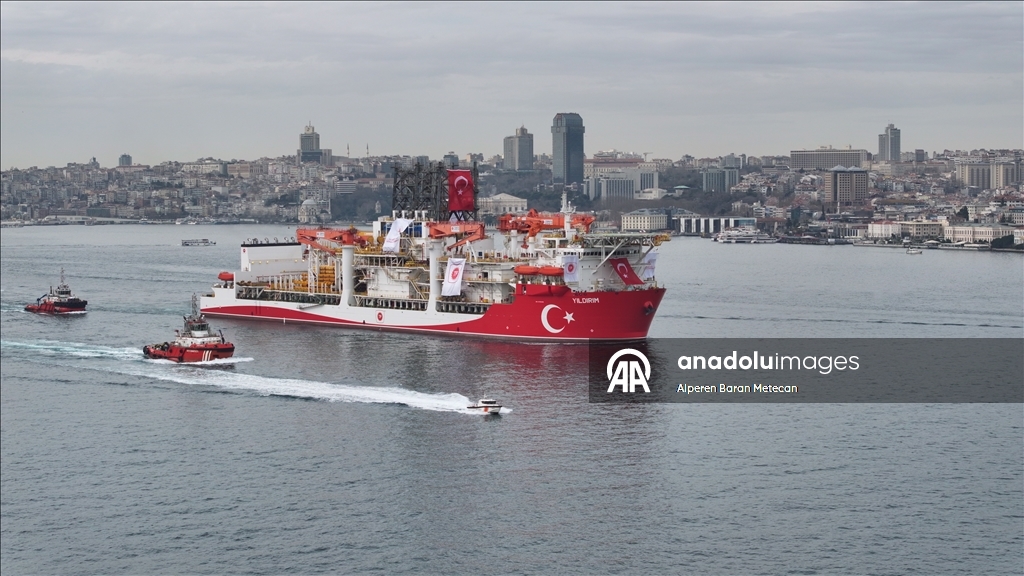 Derin deniz sondaj gemisi "Yıldırım" İstanbul Boğazı'ndan geçti 14