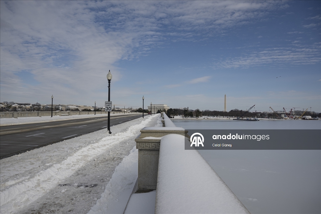 Washington'da şiddetli kar yağışı kenti beyaza bürüdü