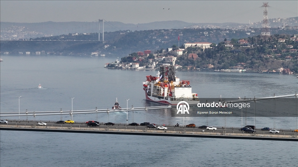 Derin deniz sondaj gemisi "Yıldırım" İstanbul Boğazı'ndan geçti 15