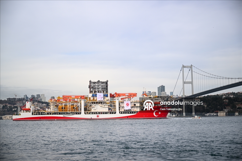 Derin deniz sondaj gemisi "Yıldırım" İstanbul Boğazı'ndan geçti 9