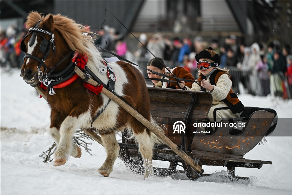 Traditional Kumoterki horse-drawn sleigh race in Zab