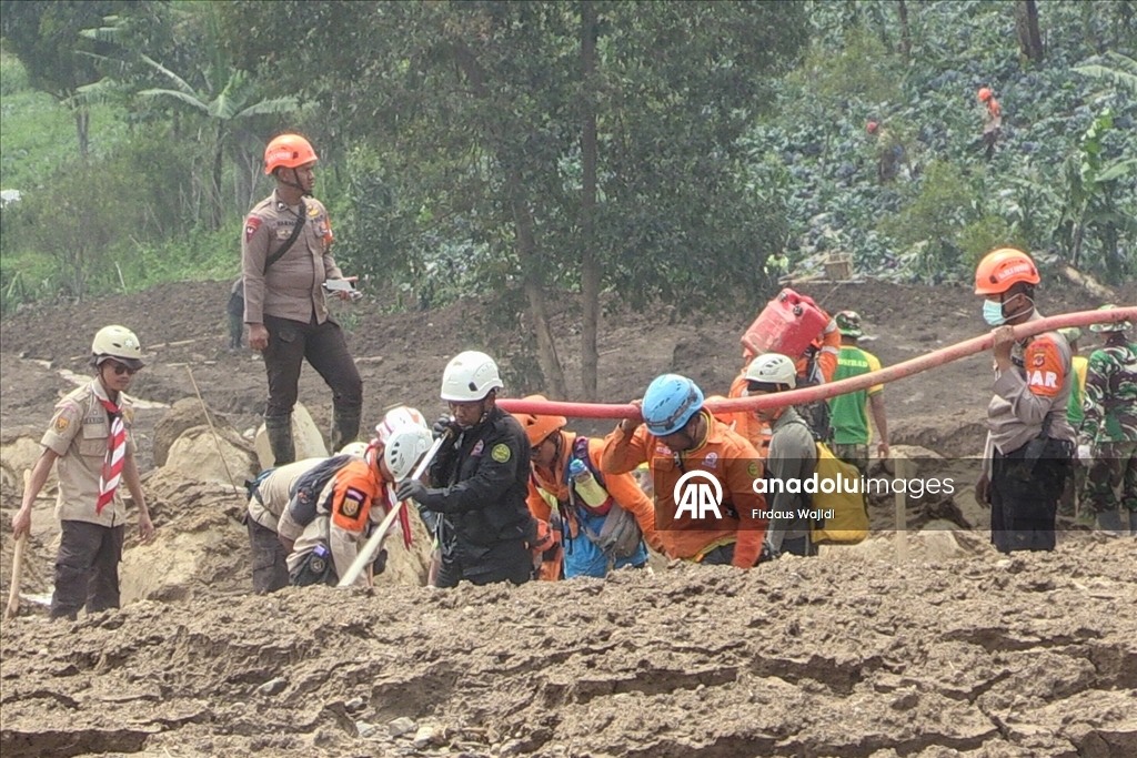 Endonezya'daki toprak kaymasında yaşamını yitirenlerin sayısı 25'e çıktı