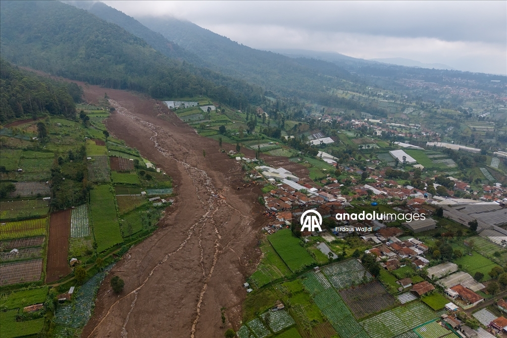 Endonezya'daki toprak kaymasında yaşamını yitirenlerin sayısı 25'e çıktı
