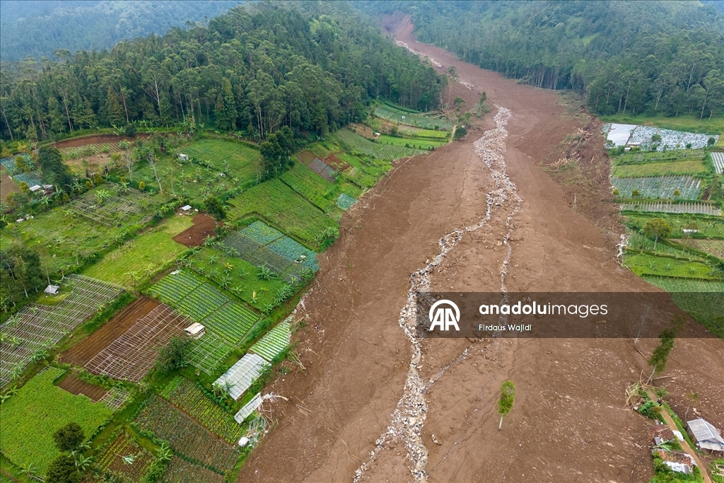 Endonezya'daki toprak kaymasında yaşamını yitirenlerin sayısı 25'e çıktı