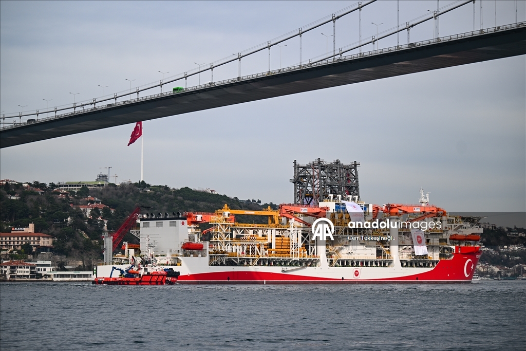 Derin deniz sondaj gemisi "Yıldırım" İstanbul Boğazı'ndan geçti 3
