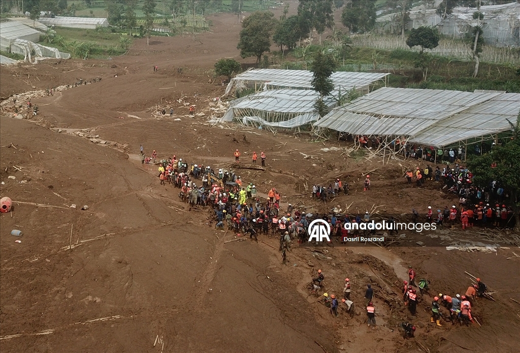 Endonezya'daki toprak kaymasında yaşamını yitirenlerin sayısı 25'e çıktı