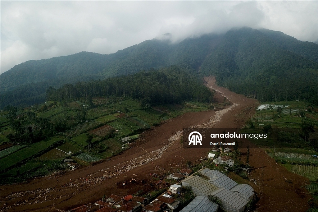 Endonezya'daki toprak kaymasında yaşamını yitirenlerin sayısı 25'e çıktı
