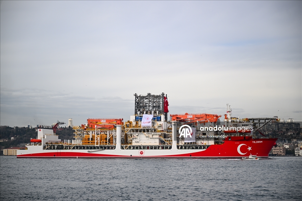 Derin deniz sondaj gemisi "Yıldırım" İstanbul Boğazı'ndan geçti 10