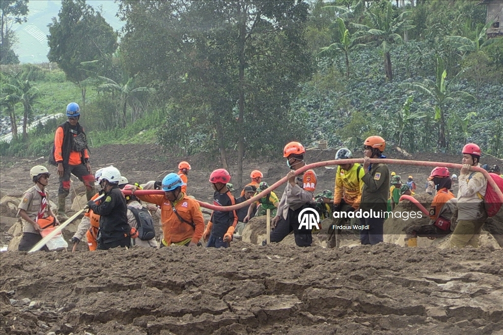 Endonezya'daki toprak kaymasında yaşamını yitirenlerin sayısı 25'e çıktı