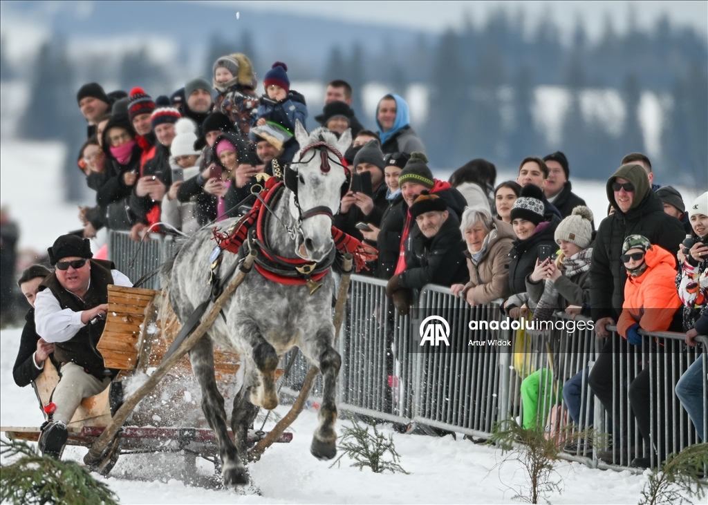 Traditional Kumoterki horse-drawn sleigh race in Zab