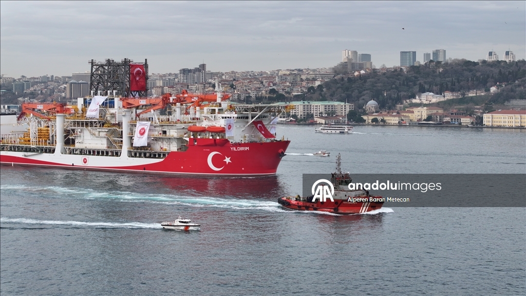 Derin deniz sondaj gemisi "Yıldırım" İstanbul Boğazı'ndan geçti 12