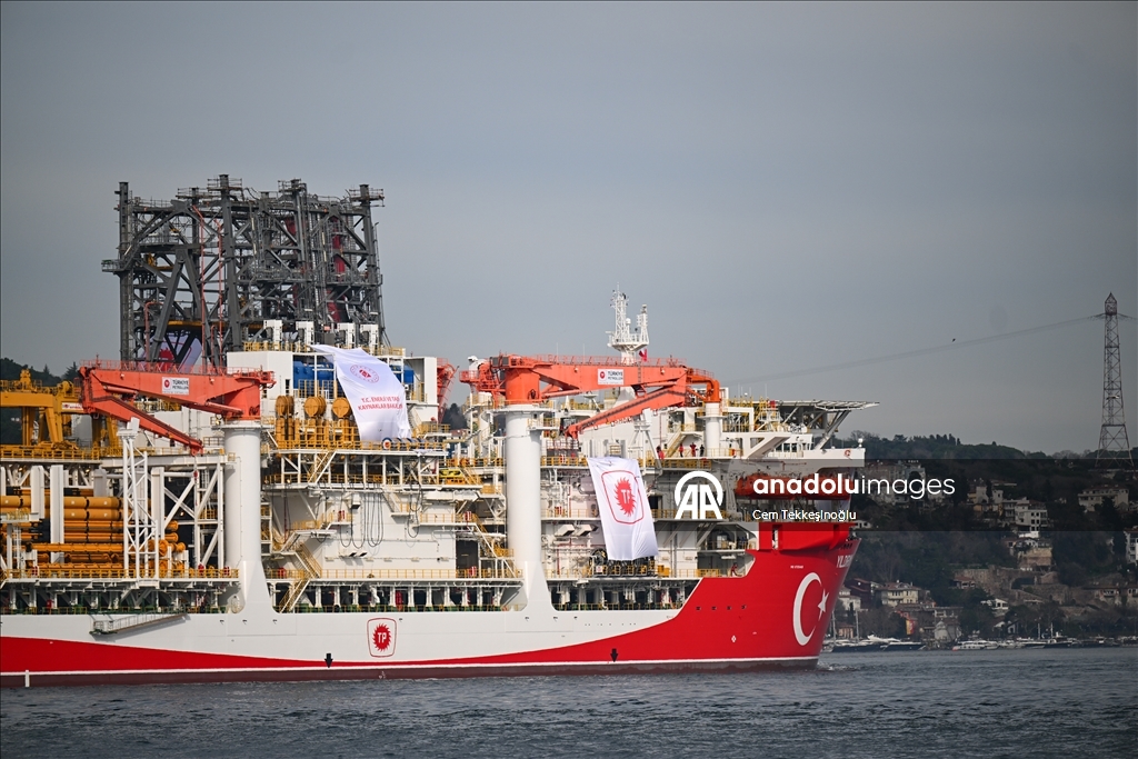 Derin deniz sondaj gemisi "Yıldırım" İstanbul Boğazı'ndan geçti 2