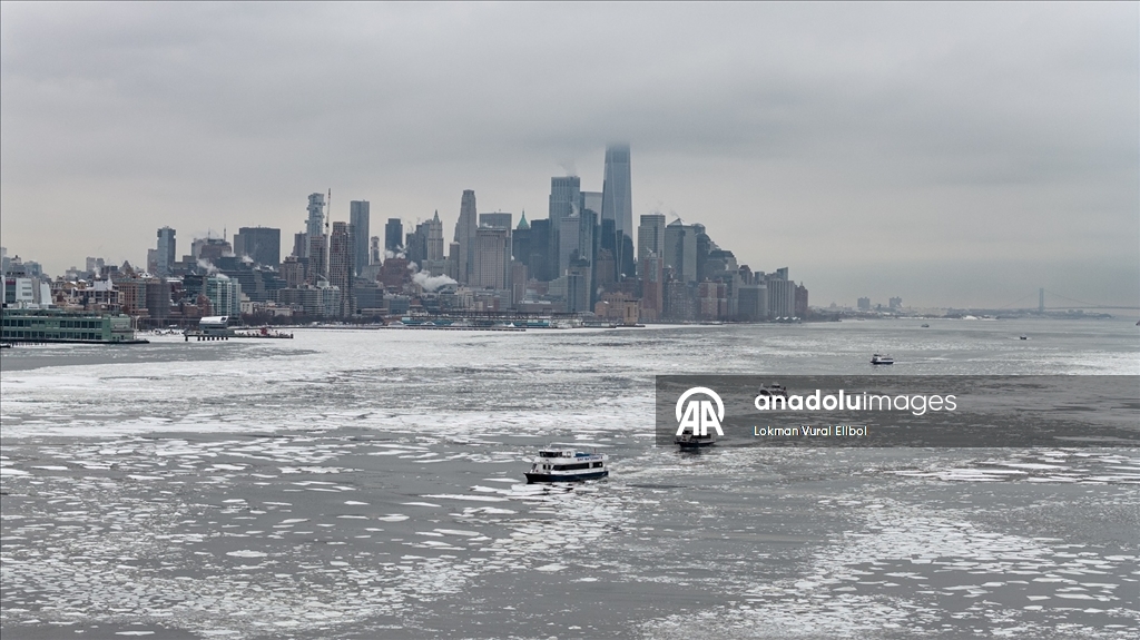 New York’ta dondurucu soğuklar Hudson Nehri’ni kısmen dondurdu 