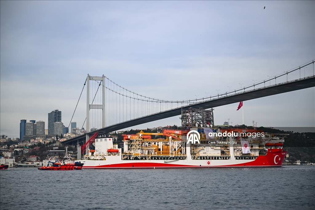 Derin deniz sondaj gemisi "Yıldırım" İstanbul Boğazı'ndan geçti 6