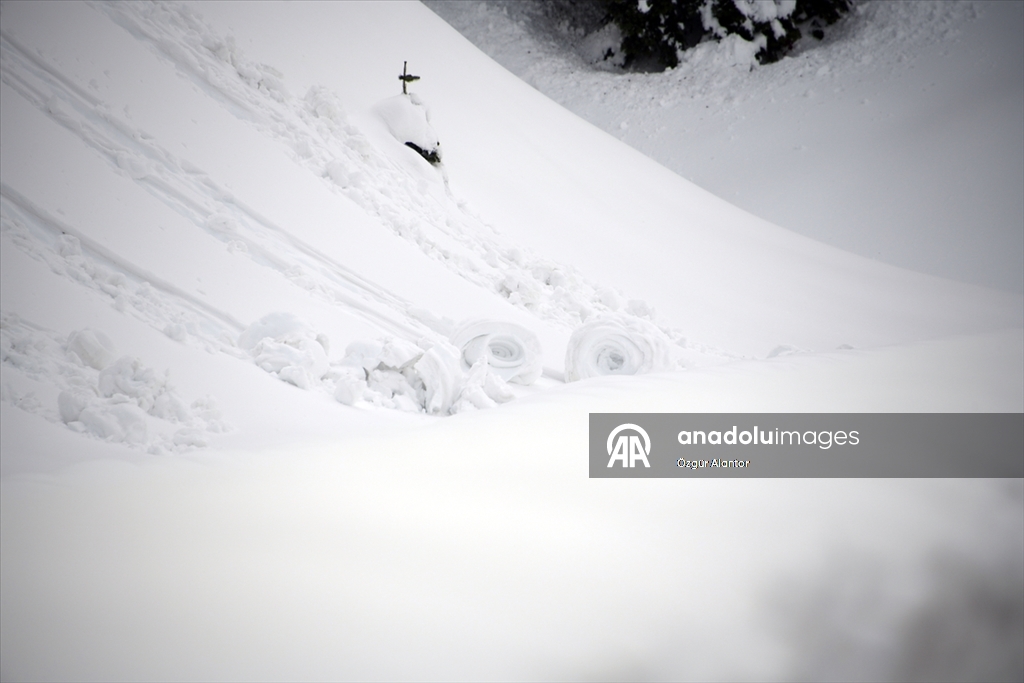 Doğada ender oluşan kar ruloları Ilgaz Dağı'nda görüntülendi