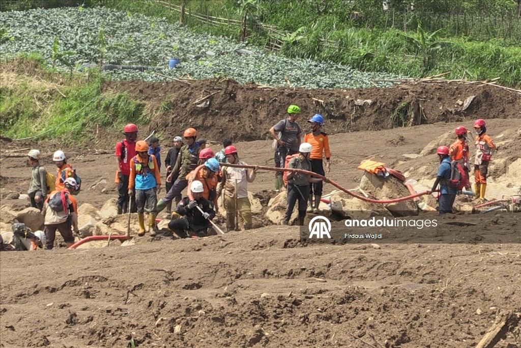 Endonezya'daki toprak kaymasında yaşamını yitirenlerin sayısı 25'e çıktı