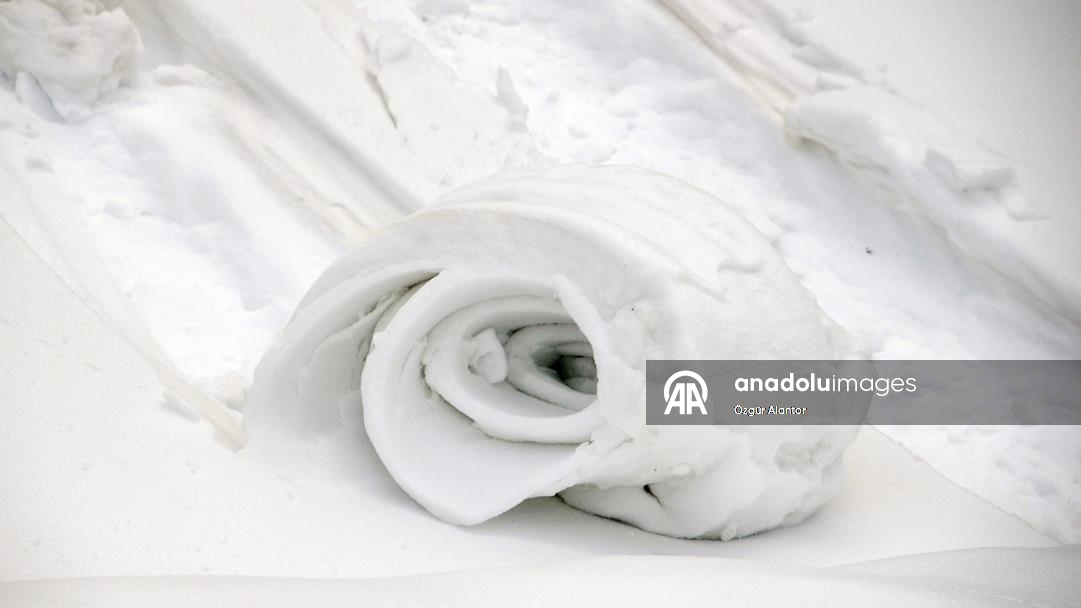 Doğada ender oluşan kar ruloları Ilgaz Dağı'nda görüntülendi