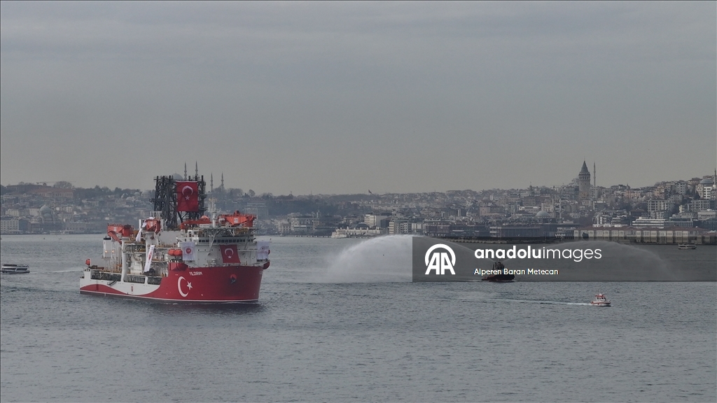 Derin deniz sondaj gemisi "Yıldırım" İstanbul Boğazı'ndan geçti 11
