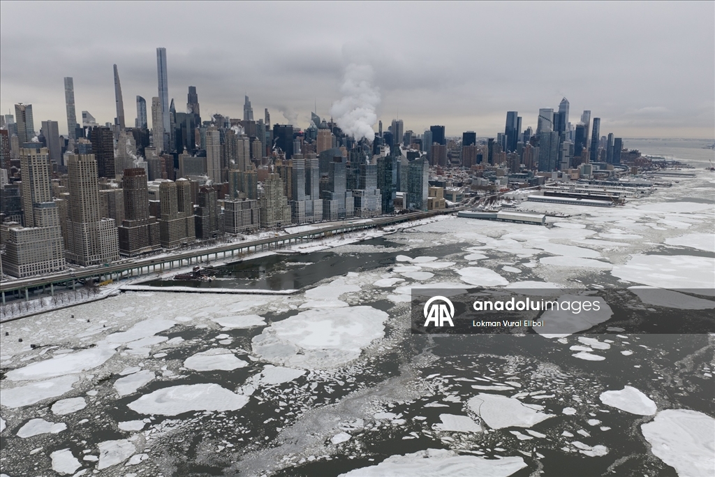 New York’ta dondurucu soğuklar Hudson Nehri’ni kısmen dondurdu 