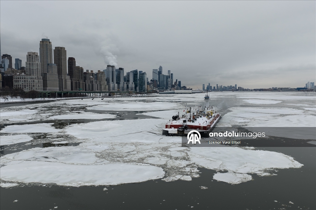 New York’ta dondurucu soğuklar Hudson Nehri’ni kısmen dondurdu 