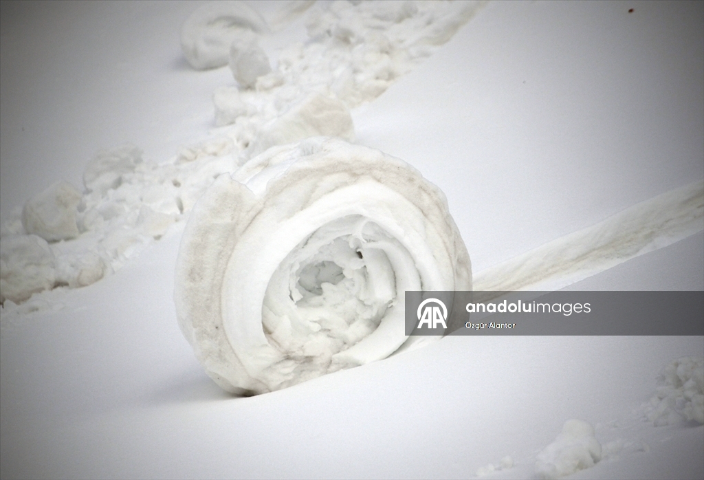 Doğada ender oluşan kar ruloları Ilgaz Dağı'nda görüntülendi