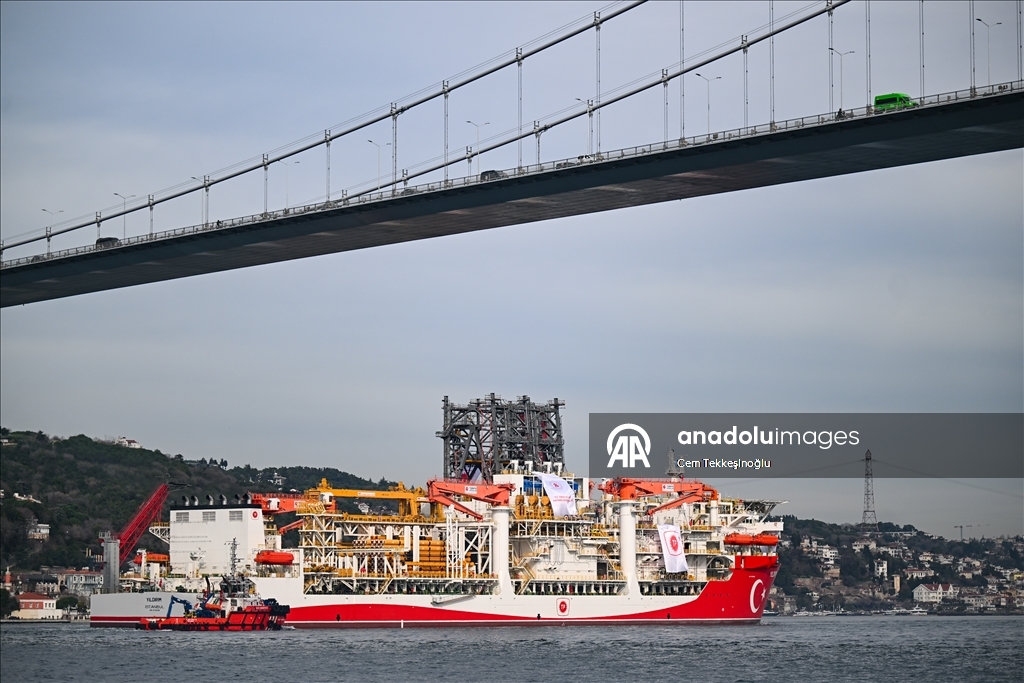 Derin deniz sondaj gemisi "Yıldırım" İstanbul Boğazı'ndan geçti 1