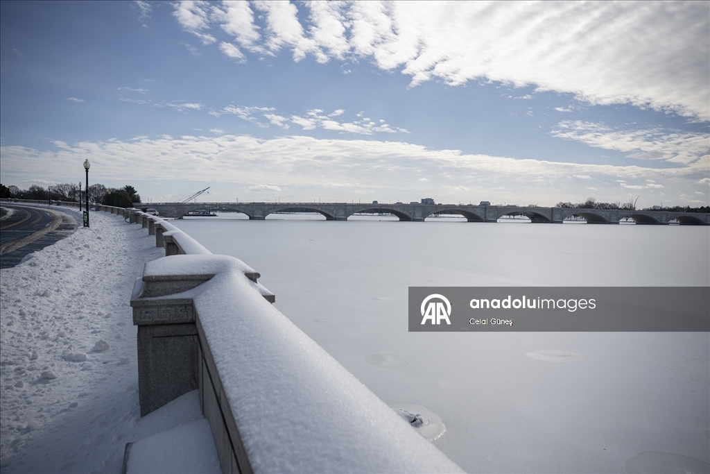 Washington'da şiddetli kar yağışı kenti beyaza bürüdü