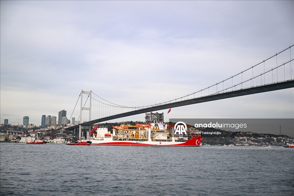 Derin deniz sondaj gemisi "Yıldırım" İstanbul Boğazı'ndan geçti 5