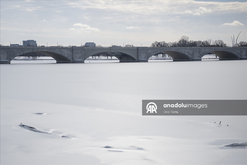 Washington'da şiddetli kar yağışı kenti beyaza bürüdü