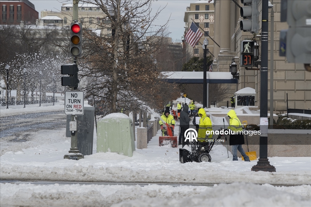 Washington'da şiddetli kar yağışı kenti beyaza bürüdü