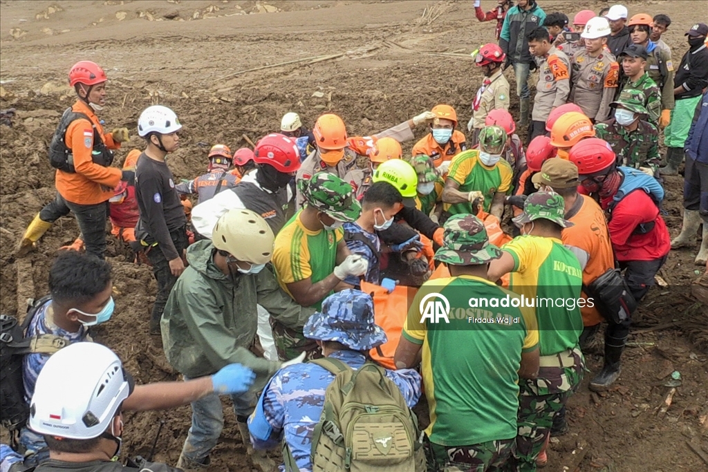 Endonezya'daki toprak kaymasında yaşamını yitirenlerin sayısı 25'e çıktı
