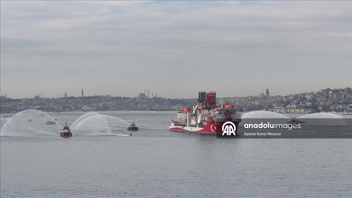 Derin deniz sondaj gemisi "Yıldırım" İstanbul Boğazı'ndan geçti