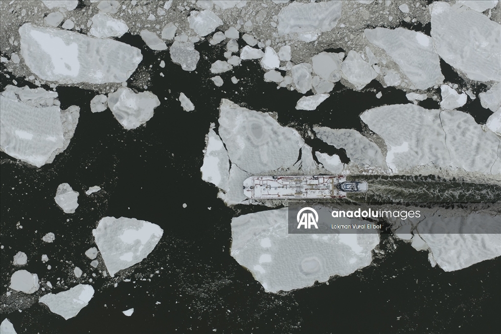 New York’ta dondurucu soğuklar Hudson Nehri’ni kısmen dondurdu 