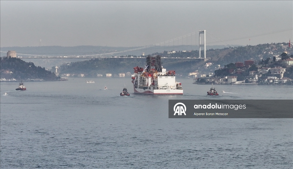 Derin deniz sondaj gemisi "Yıldırım" İstanbul Boğazı'ndan geçti 20