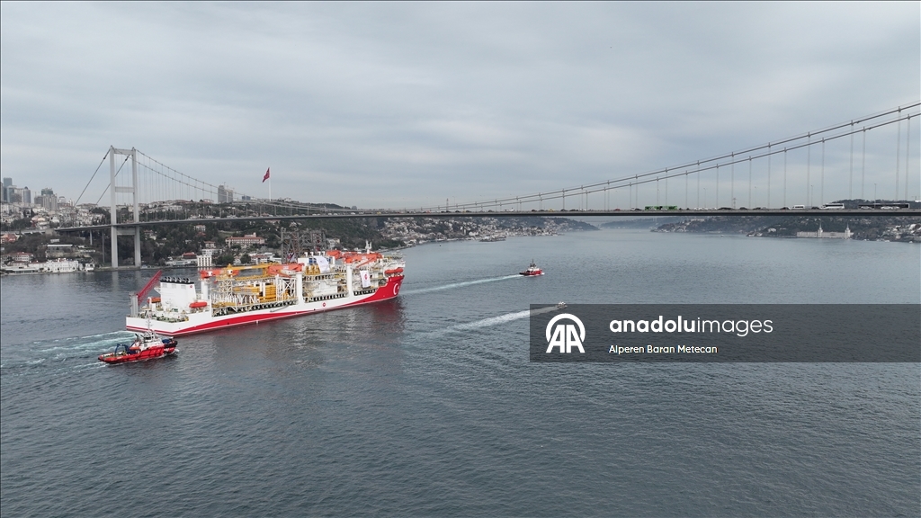 Derin deniz sondaj gemisi "Yıldırım" İstanbul Boğazı'ndan geçti 19