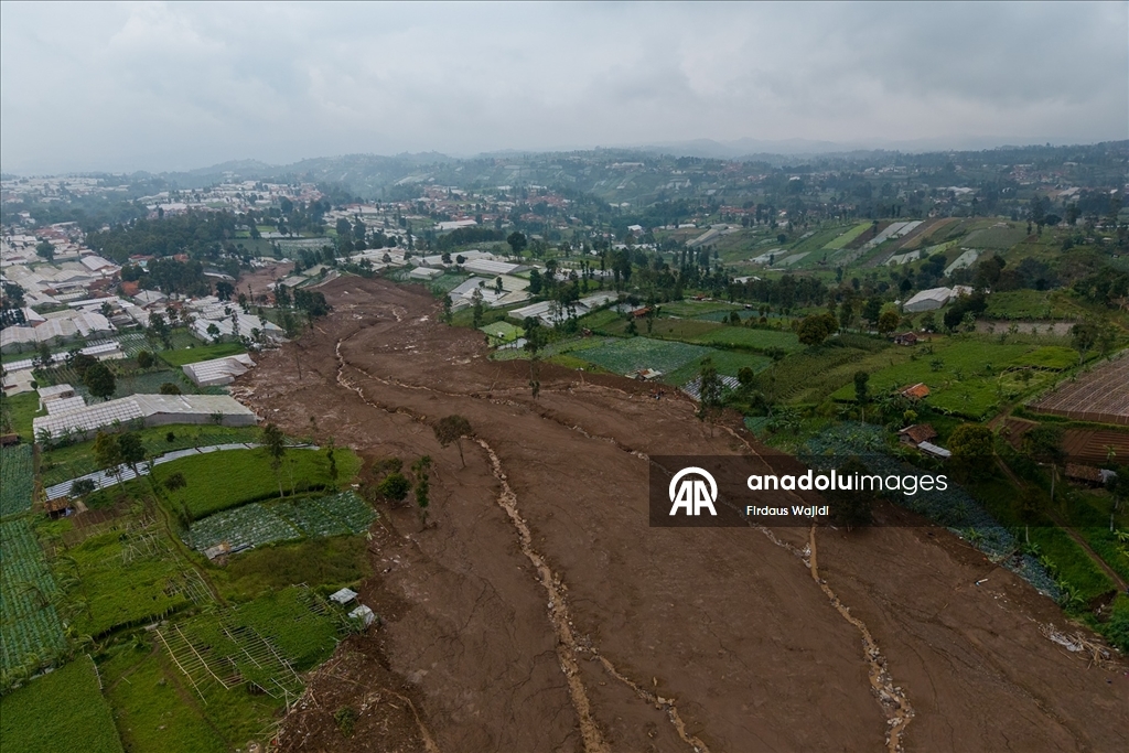Endonezya'daki toprak kaymasında yaşamını yitirenlerin sayısı 25'e çıktı