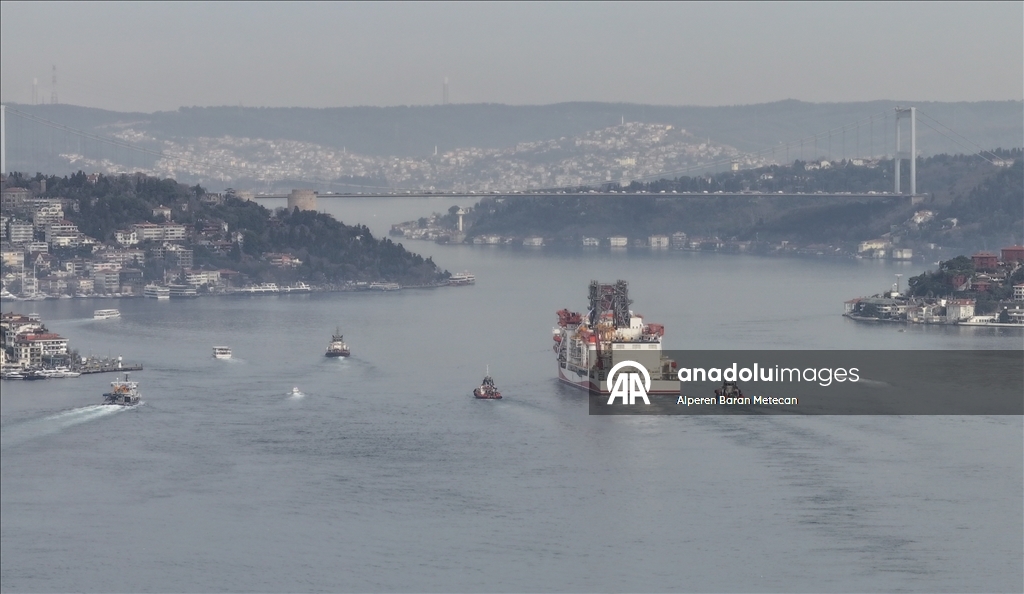 Derin deniz sondaj gemisi "Yıldırım" İstanbul Boğazı'ndan geçti 18