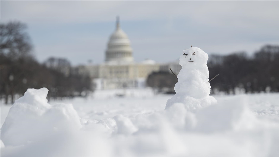 Washington'da şiddetli kar yağışı kenti beyaza bürüdü