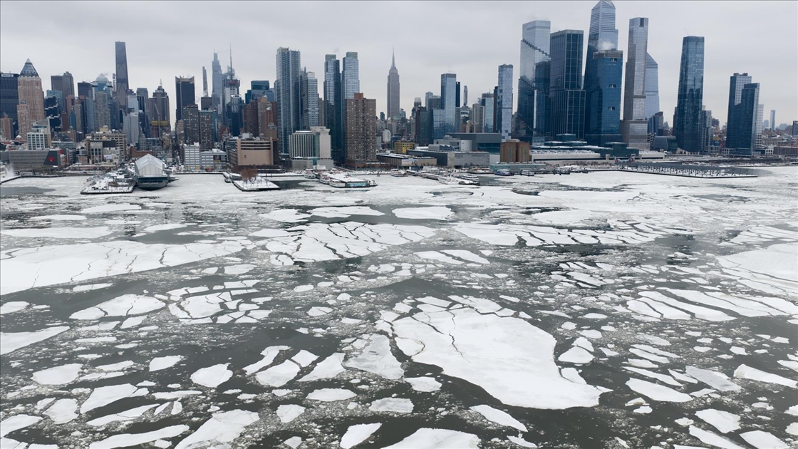 New York’ta dondurucu soğuklar Hudson Nehri’ni kısmen dondurdu