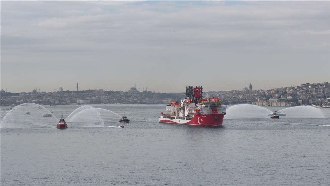 Derin deniz sondaj gemisi "Yıldırım" İstanbul Boğazı'ndan geçti