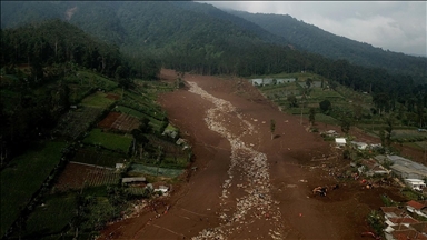 Endonezya'daki toprak kaymasında yaşamını yitirenlerin sayısı 25'e çıktı