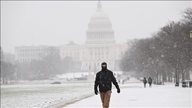 Heavy snowfall covers Washington DC