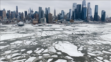 New York’ta dondurucu soğuklar Hudson Nehri’ni kısmen dondurdu