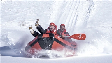 Erzurum'da karlı dağları aşan maceraseverler, doğaya yem bırakıp "kar raftingi" yaptı