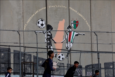 المواجهة بالفن.. جدارية تقاوم تهديد إسرائيل بهدم ملعب مخيم عايدة