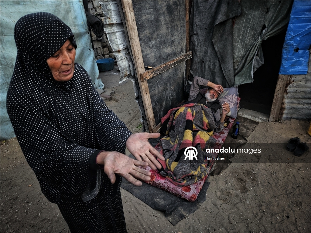 Han Yunus’ta çadırlarda yaşayan Filistinlilerin zorlu yaşam mücadelesi sürüyor