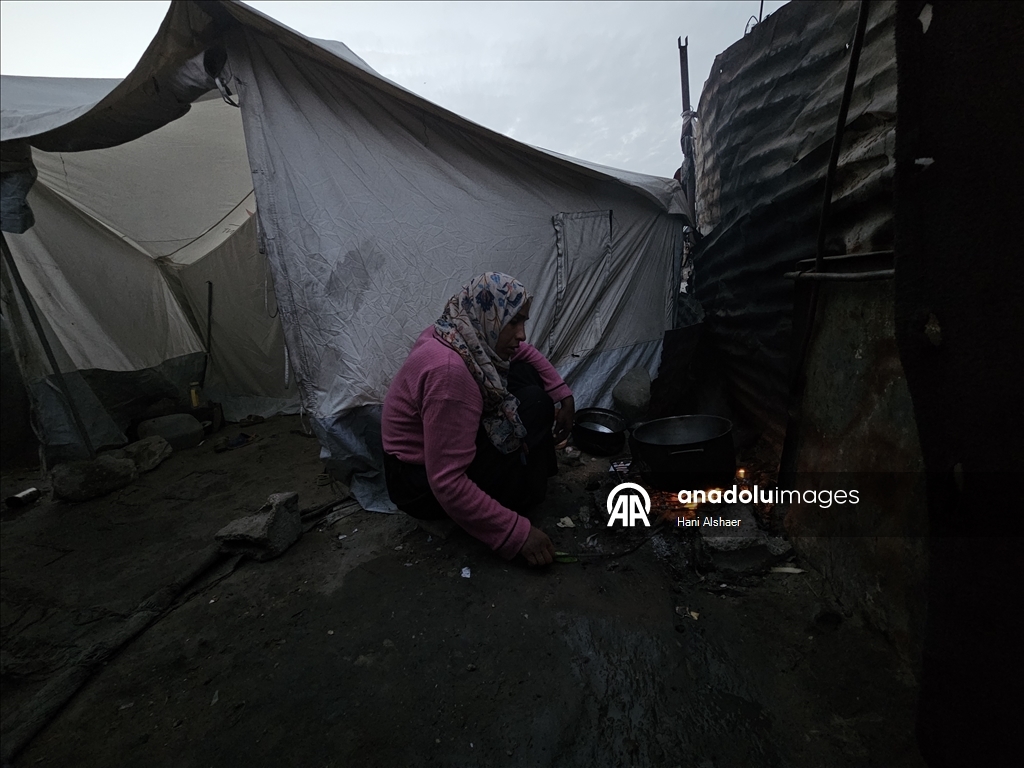 Han Yunus’ta çadırlarda yaşayan Filistinlilerin zorlu yaşam mücadelesi sürüyor