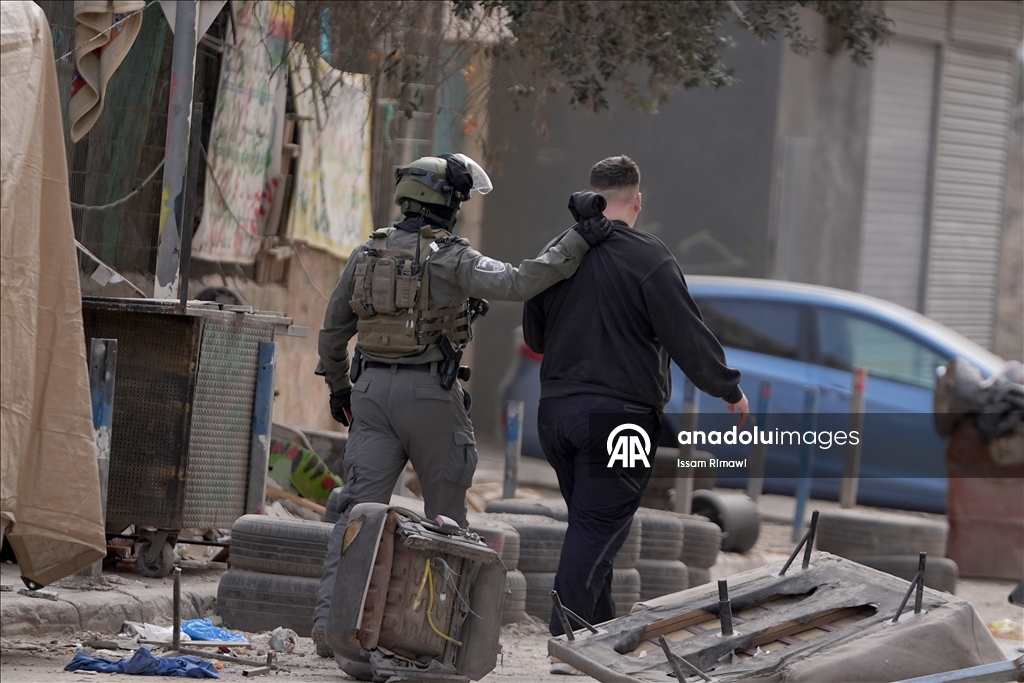 İsrail güçlerinin Kudüs’ün kuzeyindeki Kefr Akab’a düzenlediği baskınlar sürüyor